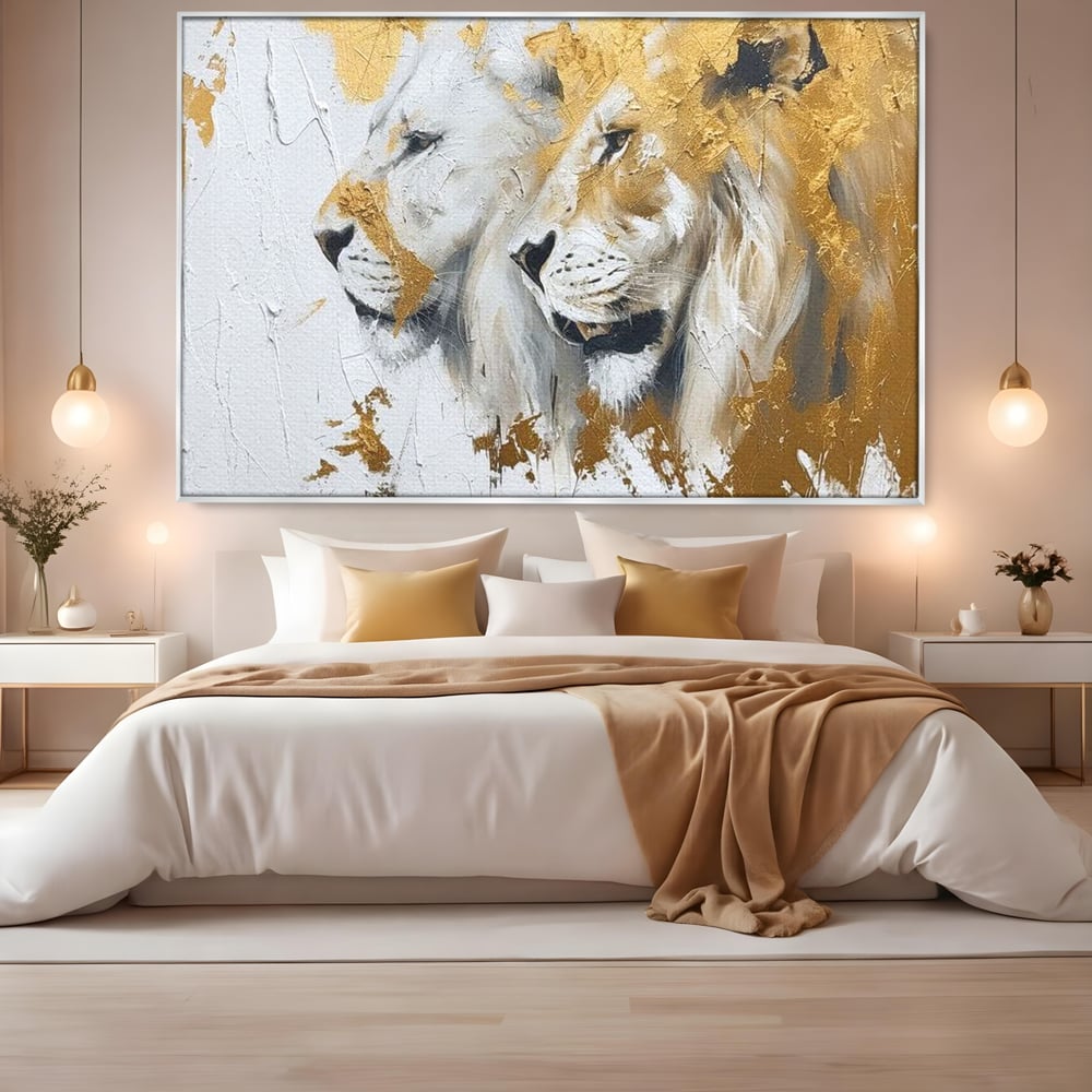 Tablou canvas cu tablou canvas cu doi lei si accente aurii, in rama de aluminiu argintiu, pe perete intr-un dormitor